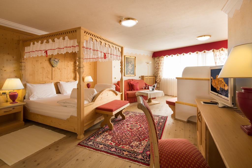 Hotel Sassongher Corvara In Badia Eksteriør billede