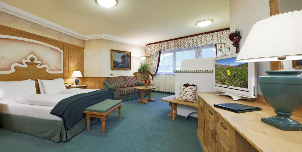 Hotel Sassongher Corvara In Badia Eksteriør billede