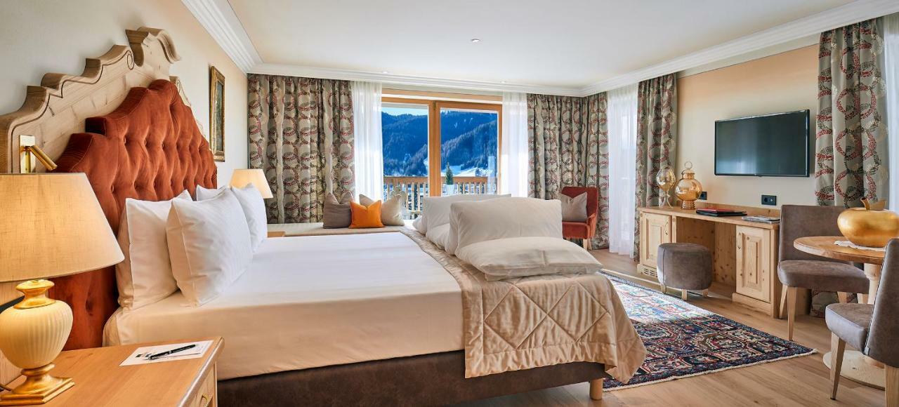 Hotel Sassongher Corvara In Badia Eksteriør billede